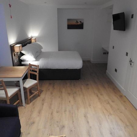 House Of Juniper - Luxury Accessible Apartment Бродфорд Экстерьер фото