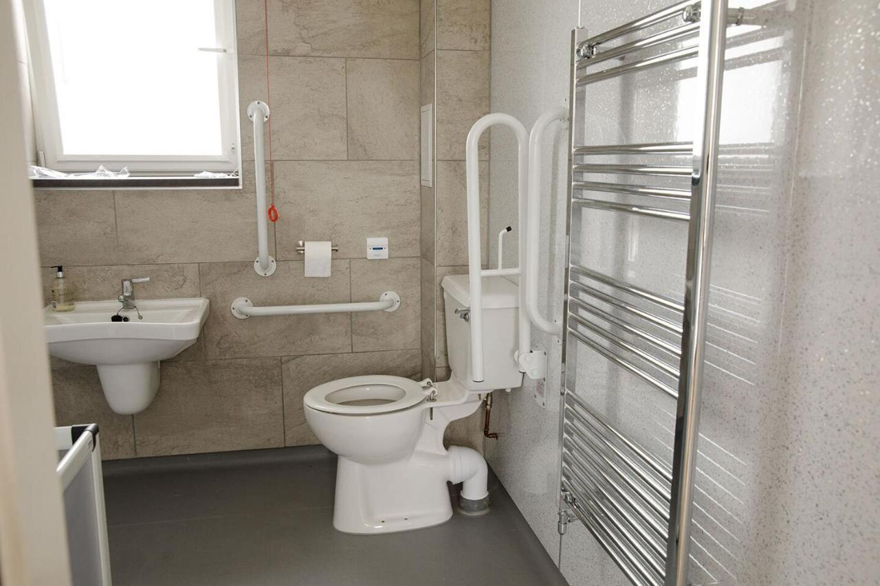 House Of Juniper - Luxury Accessible Apartment Бродфорд Экстерьер фото